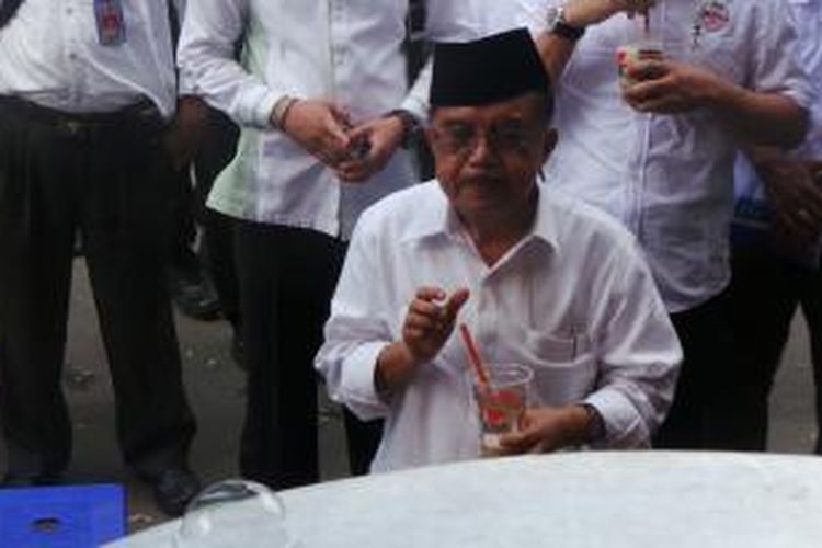 Cawapres Jusuf Kalla saat menikmati es cappucino cincau di Bangkalan, Madura, Rabu (18/6/2014).