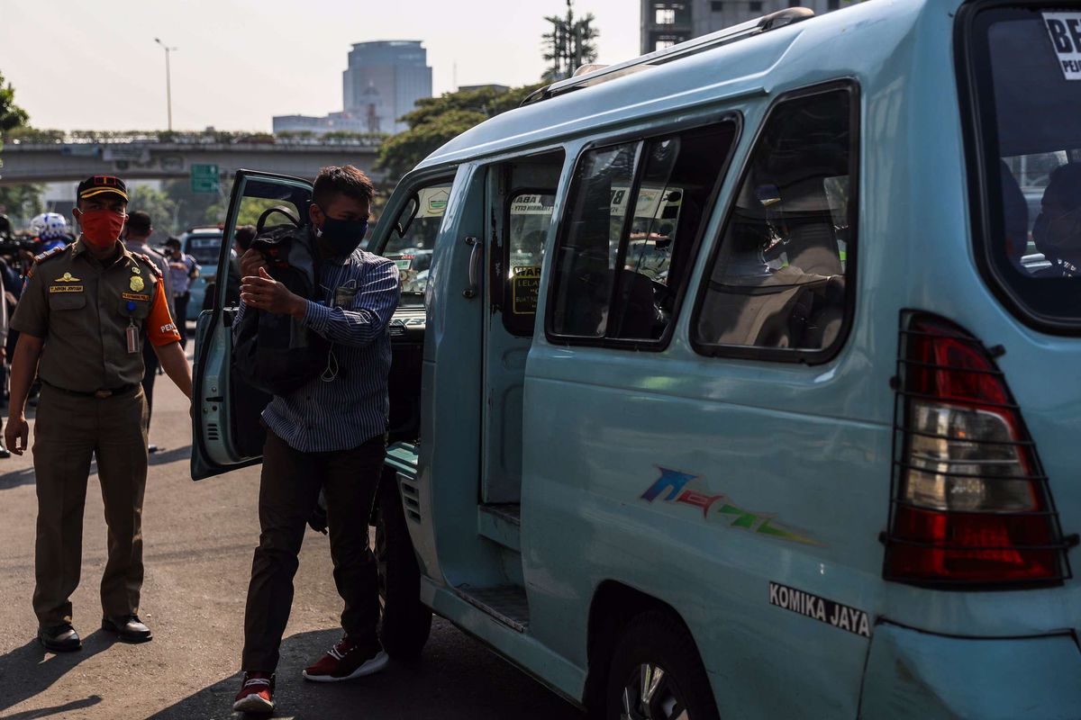 Petugas gabungan dalam Operasi Yustisi Protokol COVID-19 menggelar razia angkutan umum yang melanggar batas kapasitas angkutan orang di Kawasan Tanah Abang, Jakarta Pusat, Senin (21/9/2020). Operasi Yustisi tersebut dilaksanakan untuk menertibkan masyarakat agar lebih disiplin dalam menerapkan protokol kesehatan pencegahan penyebaran Covid-19.