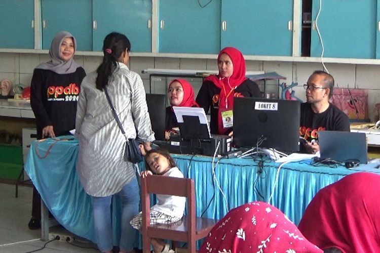 Pendaftaran penerimaan peserta didik baru di SMP Negeri 2 Kota Palopo, Sulawesi Selatan, Jumat (14/6/2024) tengah berlangsung. Meski secara daring atau online namun sebagian besar oranng tua siswa memilih datang ke sekolah untuk didaftarkan.