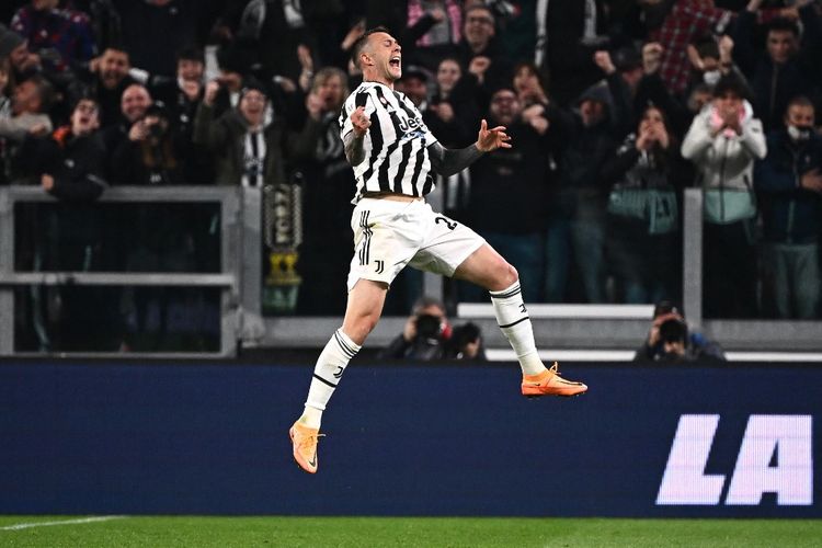 Personel Juventus, Federico Bernardeschi, melakukan selebrasi usai menjebol gawang Fiorentina pada laga leg kedua semifinal Coppa Italia 2021-2022 di Stadion Allianz, 20 April 2022.