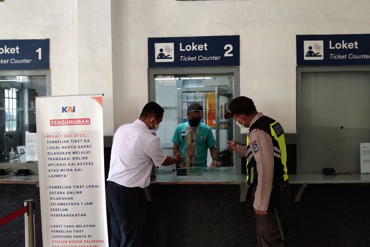 Loket Stasiun di Sukabumi yang dirusak oleh oknum yang tidak memenuhi persyaratan perjalanan jarak jauh, Jumat (9/12/2022).