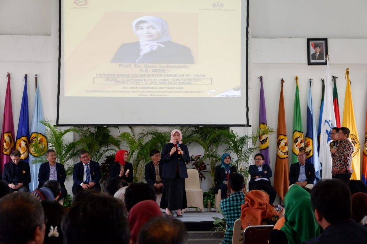 Salah satu bakal caon rektor Unpad tengah menyampaikan gagasannya dalam acara Paparan Bakal Calon Rektor Unpad 2019-2024 di kampus Unpad, Jalan Dipatiukur Bandung, Selasa (17/9/2019). 