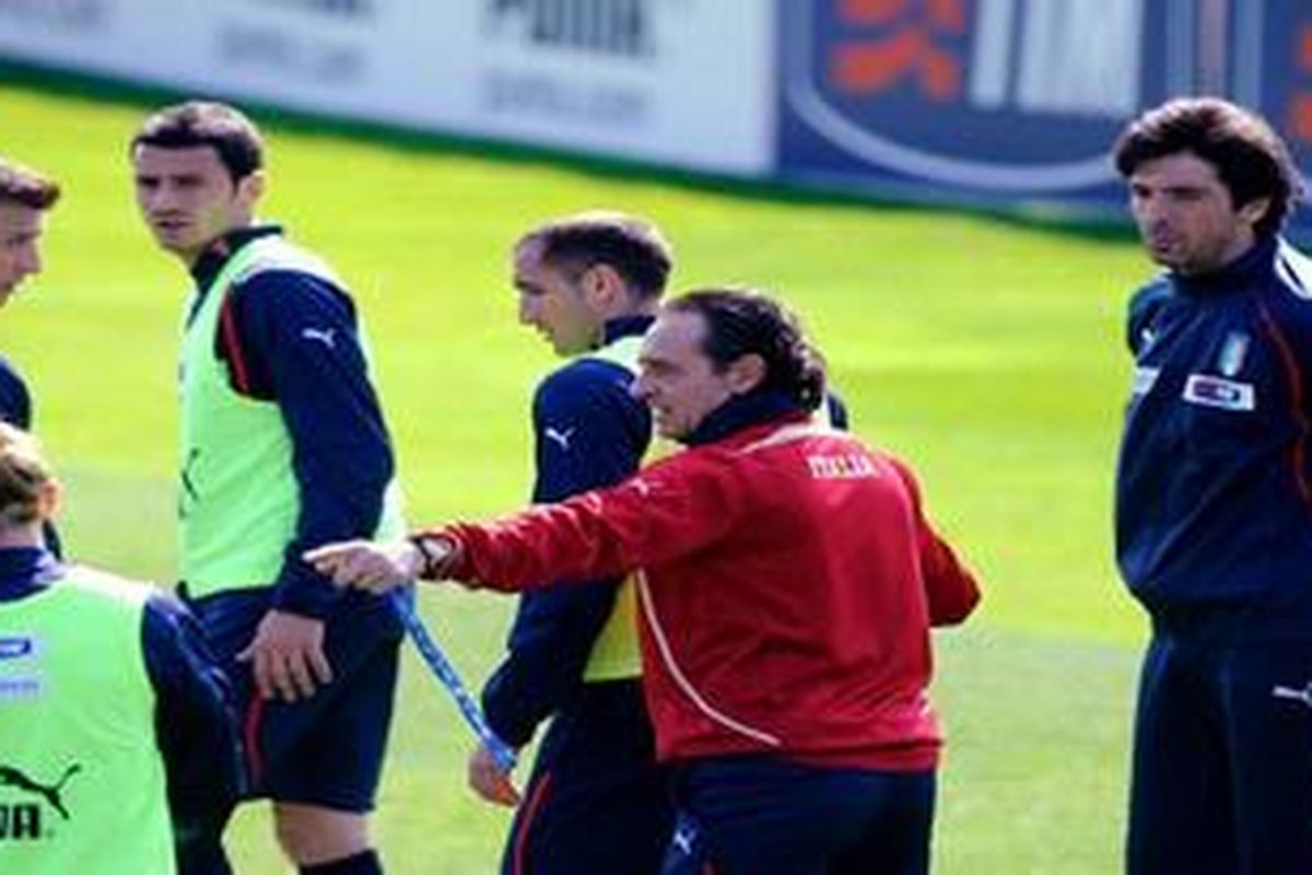 Pelatih Timnas Italia, Cesare Prandelli (jaket merah) sedang memberikan arahan kepada pasukannya dalam sesi latihan.