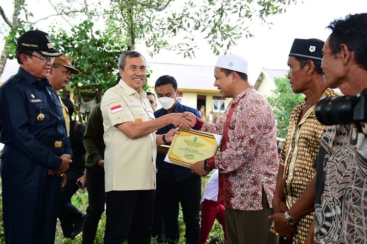 Gubernur Riau (Gubri) H Syamsuar saat melakukan kunjungan kerja (kunker) ke Kabupaten Indragiri Hilir (Inhil), (Selasa, 06/09/2022).
