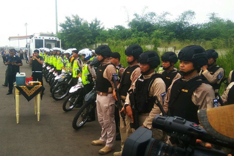 Puluhan anggota dari Polres Metro Bekasi Kabupaten disiagakan di sekitar Gerbang Tol Cikarut (Cikatang Utama) untuk membantu pemudik mengatasi masalah kendaraan. 