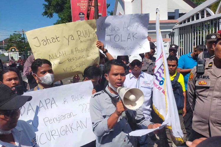 Sejumlah jurnalis yang tergabung dalam Koalisi Kebebasan Pers NTB melakukan aksi jalan mundur dan berorasi di depan kantor DPRD NTB dalam rangka menolak RUU Penyiaran, Selasa (21/5/2024).