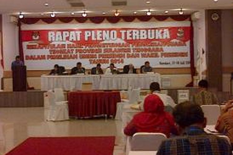 Dalam rapat pleno terbuka rekapitulasi hasil penghitungan perolehan suara tingkat Provinsi Sulawesi Tenggara, menetapkan pasangan Joko Widodo-Jusuf Kalla meraih suara terbanyak pada pilpres 9 Juli lalu.