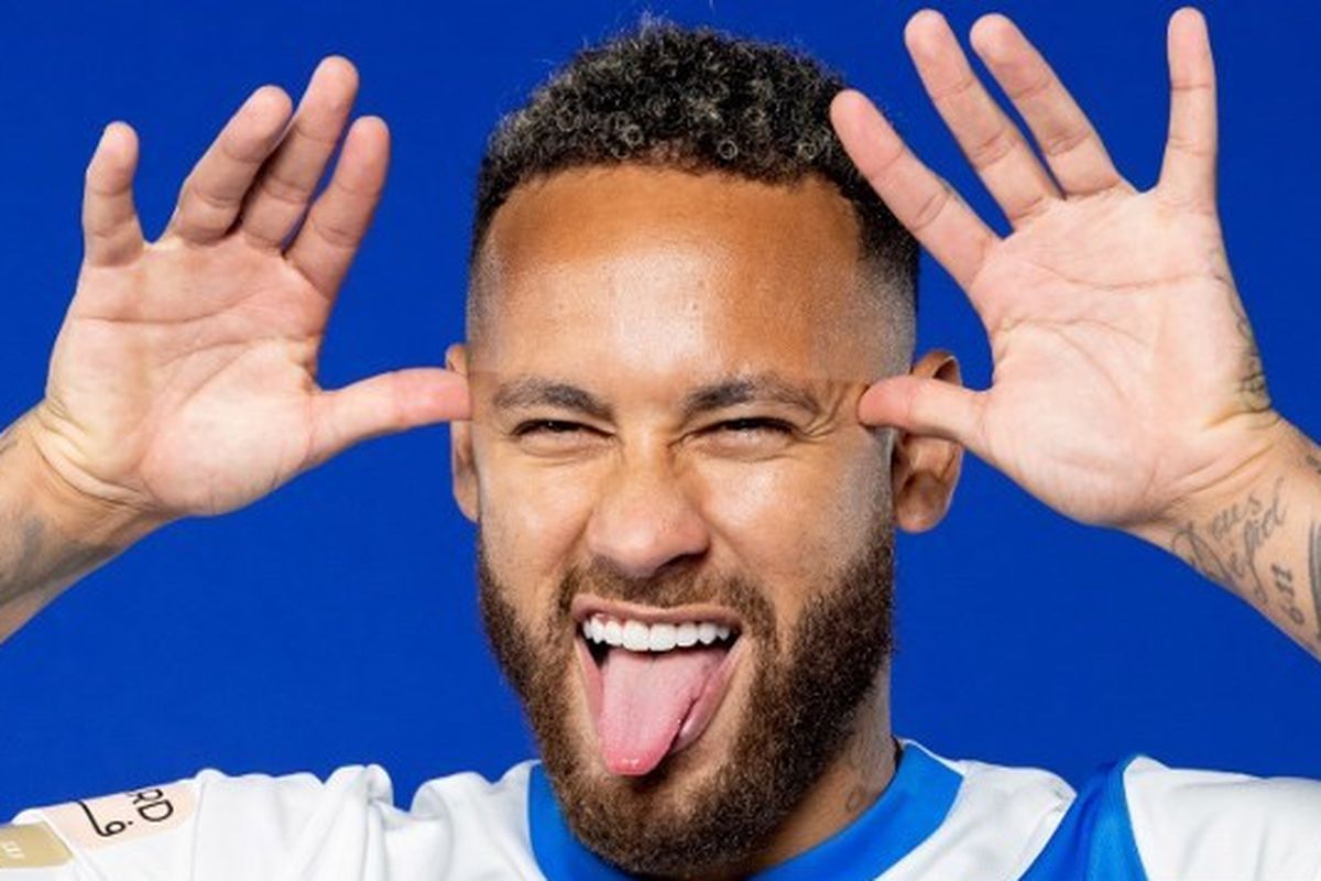 Penyerang asal Brasil, Neymar, berpose dengan jersey Al Hilal saat upacara penandatanganan di Paris. Neymar telah menandatangani kontrak dengan Al Hilal dari PSG.