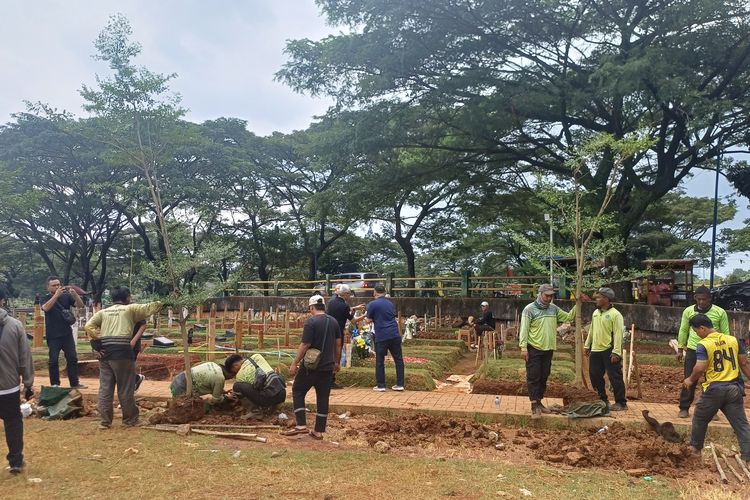 Banyak Peziarah, Petugas Mulai Tanami Pohon di Area Makam Vidi Aldiano