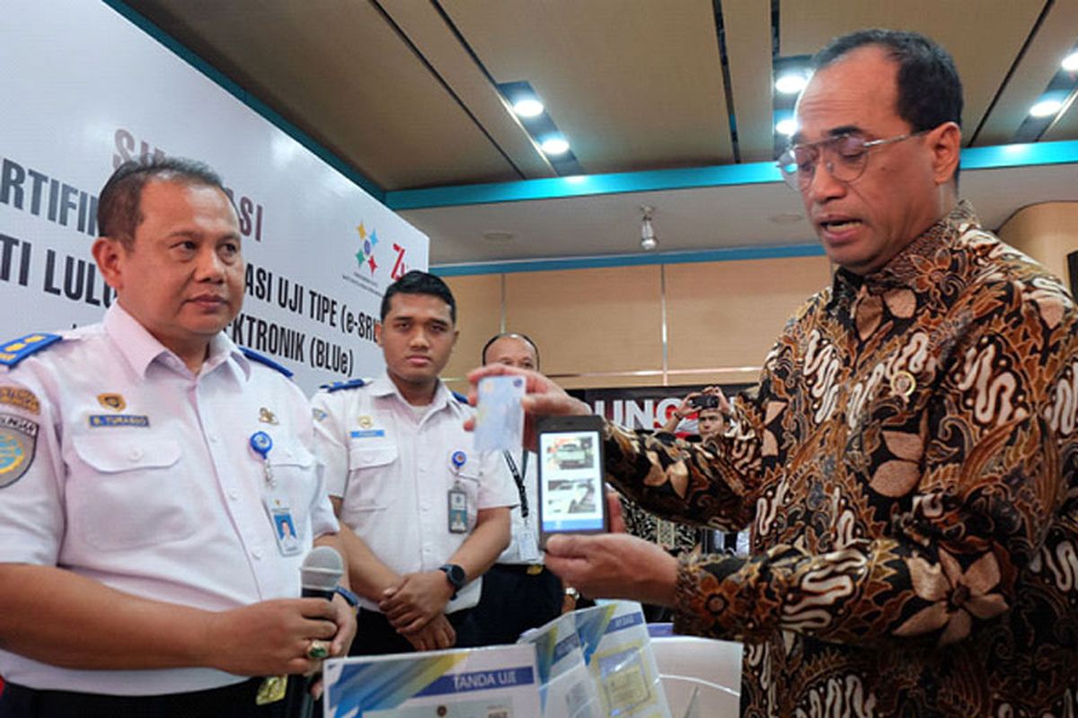 Menteri Perhubungan RI Budi Karya Sumadi dan Kasubdit Pengujian Berkala Buang Turasno menjelaskan mekanisme penggunaan Smart Card saat peluncuran BLUe, Jumat (23/8/2019)