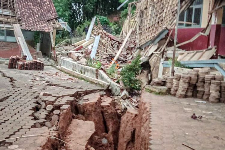 Kondisi bangunan SDN I Babakan Talang Desa Cibedug, Kecamatan Rongga, Kabupaten Bandung Barat (KBB), Jawa Barat yang ambruk usai diterjang pergerakan tanah, Kamis (29/2/2024).