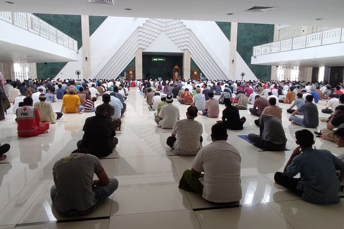 Masjid Hasyim Asy'ari Jakarta Barat masih menerapkan ibadah shalat Jumat berjamaah dengan menjaga jarak antar shaf jemaah, Jumat (11/3/2022)..