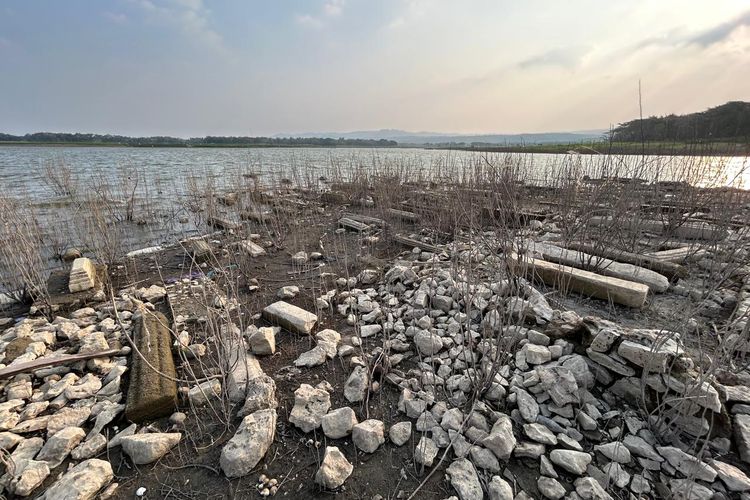Saat Air Waduk Gajah Mungkur Mengering: Makam Eyang Raden Santri Muncul, Ramai Peziarah dan Warga Berekreasi