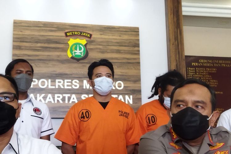 Tersangka Roby Satria dalam jumpa pers terkait penangkapannya atas kasus narkoba di Polres Metro Jakarta Selatan, Senin (21/3/2022). 