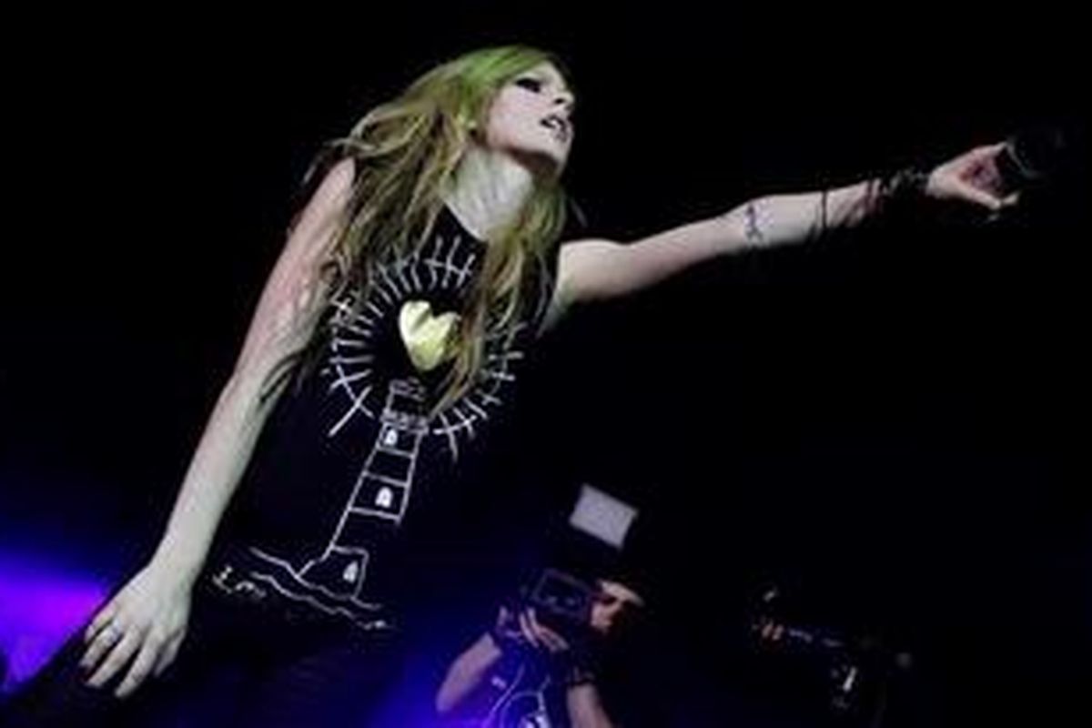 Artis musik Kanada Avril Lavigne tampil dalam konsernya di Kartika Expo Center, Balai Kartini, Jakarta, Rabu (11/5/2011) malam.