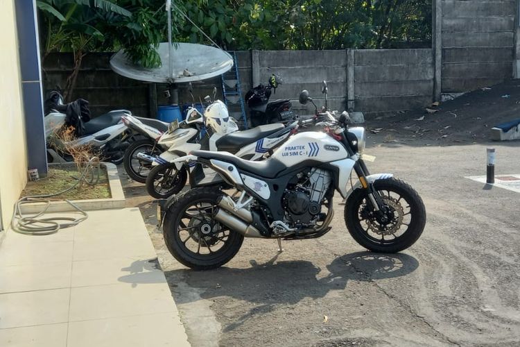 Sepeda motor untuk ujian praktik SIM C1 di Satpas Surakarta.