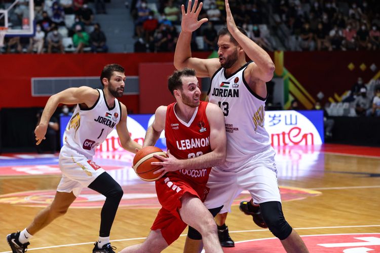 Pemain timnas basket Lebanon, Wael Arakji berusaha melewati pemain timnas basket Yordania pada laga semifinal FIBA Asia Cup 2022 di Istora Senayan, Jakarta, Sabtu (23/7/2022). Lebanon melaju ke final setelah menang dengan skor 86-85.