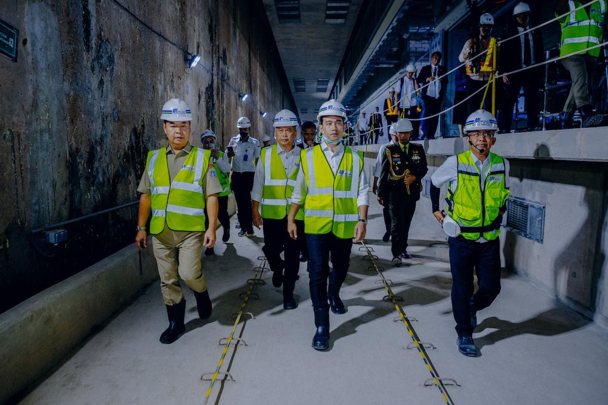 Wakil Presiden Gibran saat menyusuri terowongan dari Stasiun Monas menuju Stasiun Thamrin. 