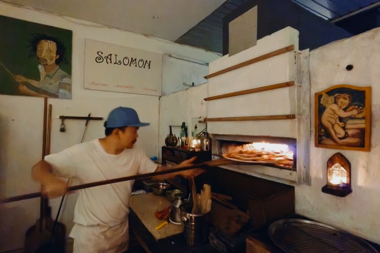 Irwanto, pemilik usaha Pizza Salomon yang menjadi daya tarik pecinta kuliner karena memasak menggunakan tungku tradisional di rumahnya daerah Petemon Surabaya, Jawa Timur. 