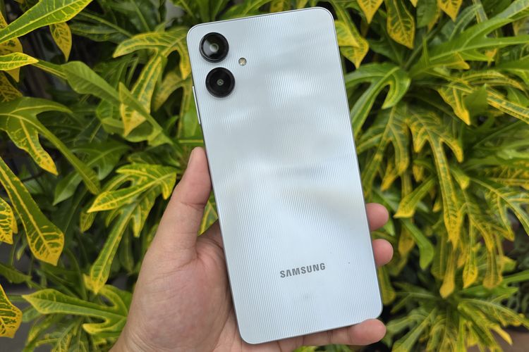 Samsung Galaxy A06 resmi dijual di Indonesia dengan harga mulai Rp 1,5 jutaan. Ponsel ini mengunggulkan layar luas (6,7 inci), baterai besar 5.000 didukung pengisian cepat 25 watt, ada audio jack 3,5mm untuk menyambungkan headset kabel, serta fitur keamanan Samsung Knox Vault. 
