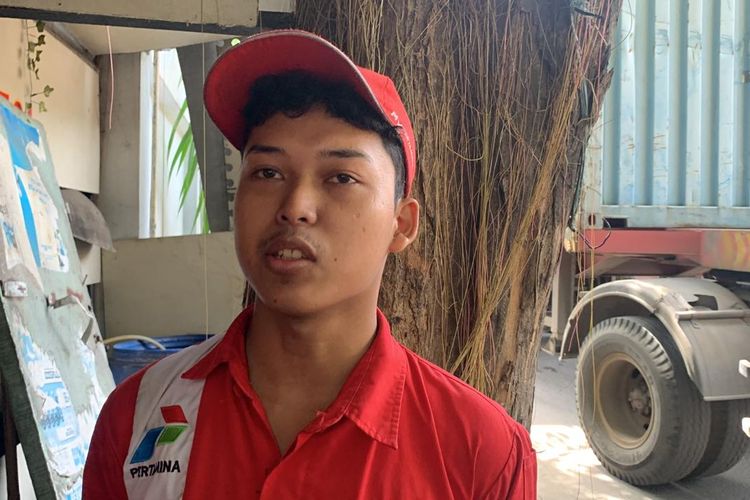 IS (21), petugas jaga SPBU Jalan Enggano, Tanjung Priok, Jakarta Utara, saat ditemui Selasa (13/2/2024).
