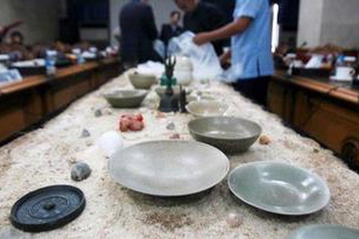 Panitia Nasional Pengangkatan dan Pemanfaaatan Benda Berharga Asal Muatan Kapal, mengemas kembali 271.381 keping barang hasil temuan usai diperlihatkan kepada media di Kementrian Kelautan dan Perikanan, Jakarta, Senin (5/4/2010). Barang yang ditemukan 70 mil utara Laut Jawa periode April 2004-Oktober 2005 tersebut rencananya akan dilelang dan diharapkan akan menembus angka 100 juta dolar AS. 