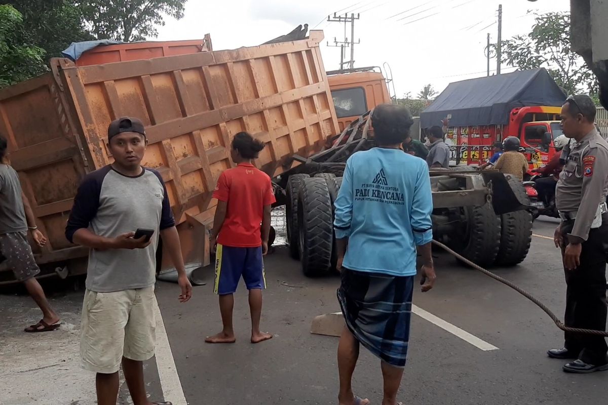 Kondisi truk tronton usai tabrak truk tronton di Lumajang, Senin (4/12/2023).