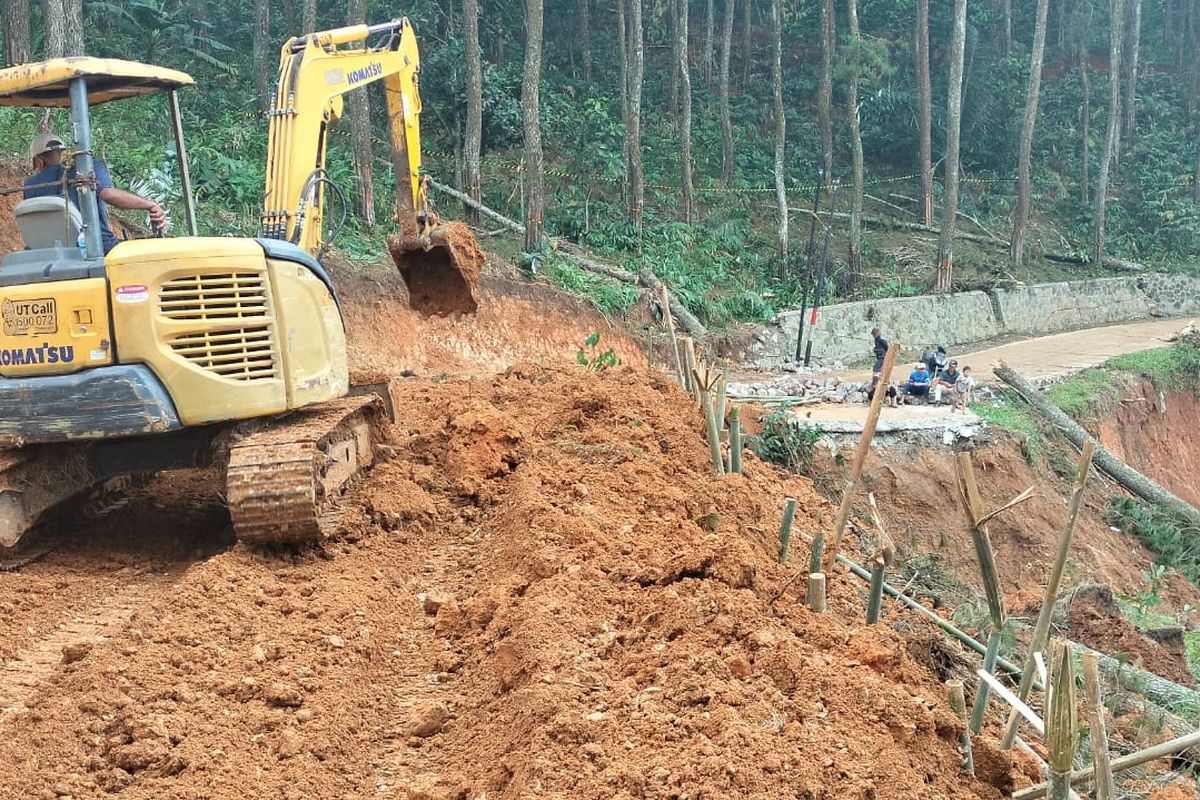 Pemkab Bandung Barat menurunkan alat berat untuk membuka akses jalan penyambung Bandung Barat - Cianjur via Gununghalu yang putus tergerus longsor, Selasa (28/5/2024).