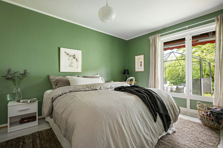Ilustrasi kamar tidur dengan warna cat hijau.