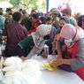 Ratusan Emak-emak di Nganjuk Menyerbu Minyak Goreng Murah di GOR Bung Karno