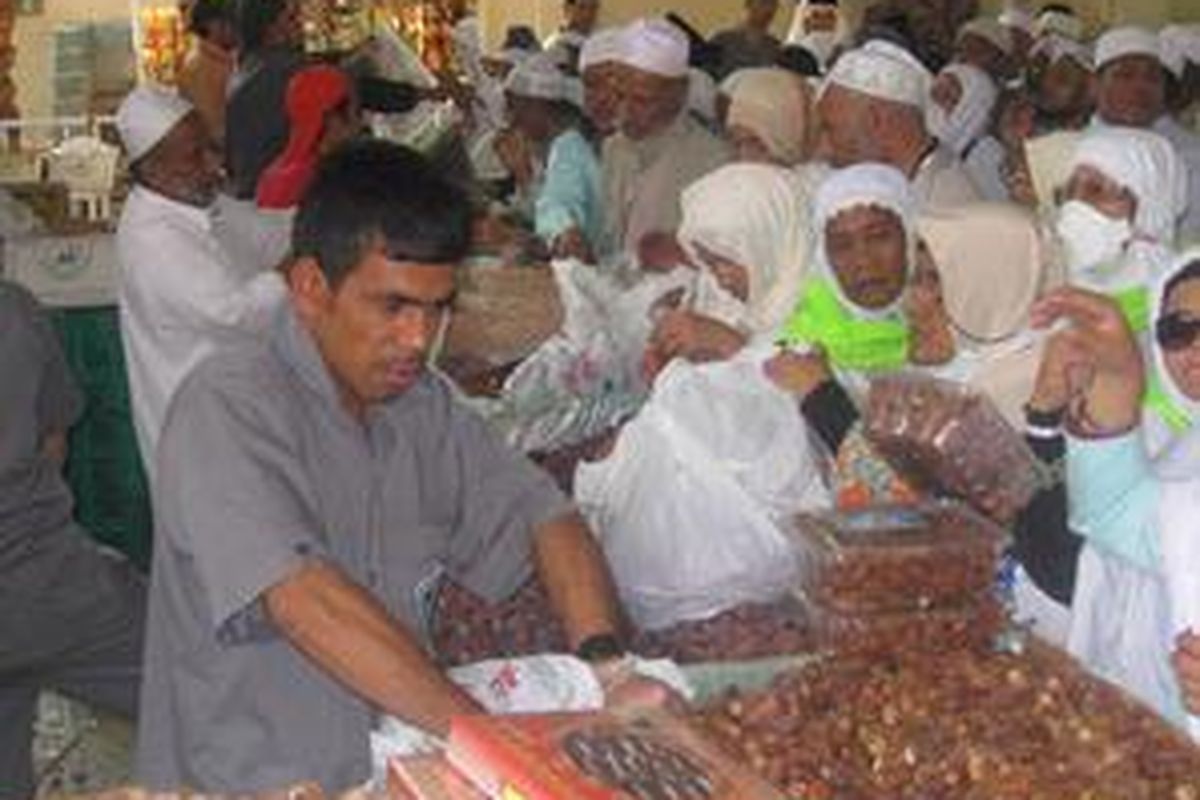 Para jemaah haji Indonesia yang tiba di Madinah, diberi kesempatan untuk berkunjung di pasar kurma. Berbagai jenis kurma terbaik dari Madinah dijual di sini.  