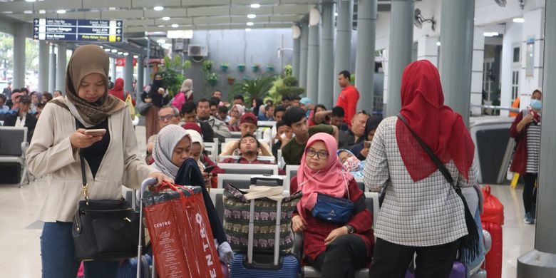 Penumpang kereta api ada beragam macam, ada yang pergi sendirian, ada pula yang pergi bersama teman. Datang lebih cepat di stasiun menjadi salah satu cara agar tidak tertinggal kereta dan perjalanan kereta menjadi nyaman, Jumat (22/11/2019).