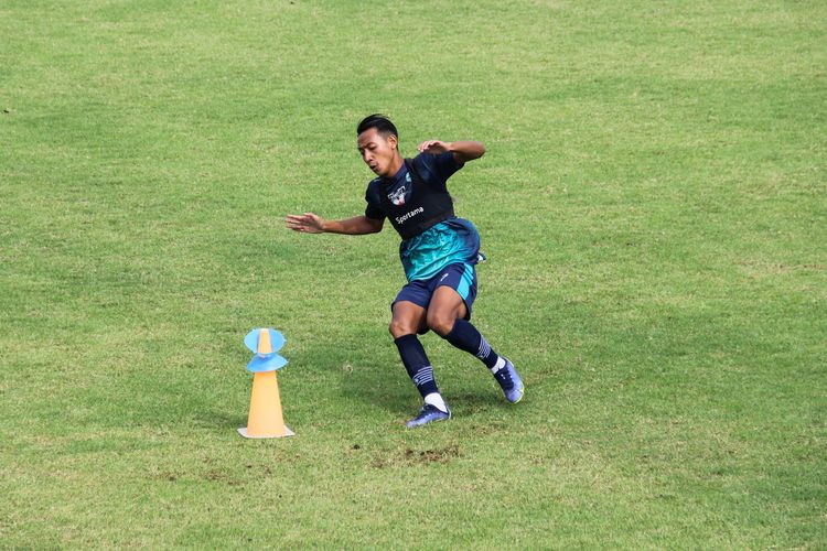 Pemain Persib Bandung Beckham Putra tengah digenjot kekuatan fisik dalam sesi latihan Rabu (6/7/2022) di Stadion Persib, Sidolig, Jl. Ahmad Yani Bandung. 