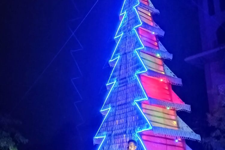 Foto : Pohon Natal setinggi 8 meter dari masker dipajang di depan gereja Centrum Stela Maris, kota Mbay, Kabupaten Nagekeo, Jumat (24/12).