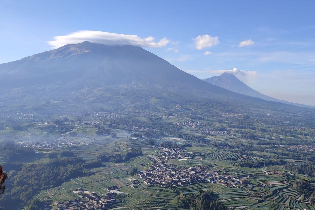 Gunung Merbabu dan Gunung Merapi dilihat dari area Gunung Andong, Magelang, Sabtu (17/8/2024).