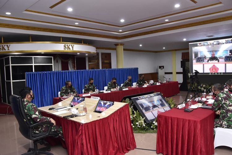 Panglima TNI Marsekal Hadi Tjahjanto memimpin rapat evaluasi terkait pelaksanaan PPKM skala mikro bersama jajarannya di Gedung Persada Lanud Halim Perdanakusuma, Jakarta Timur, Selasa (25/5/2021).