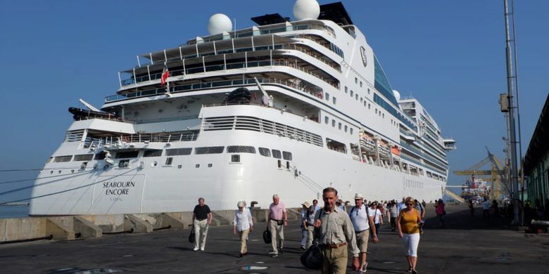 Kapal pesiar berbendera Bahamas bersandar di Dermaga Samudera, Pelabuhan Tanjung Emas, Semarang, Jawa Tengah, Kamis (28/11/2018).