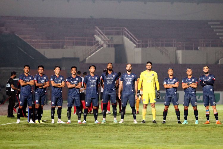 Skuad pemain Arema FC pada pertandingan pekan 10 Liga 1 2021-2022 melawan Madura United yang berakhir dengan skor 1-2 di Stadion Sultan Agung Bantul, Senin (1/11/2021) malam.