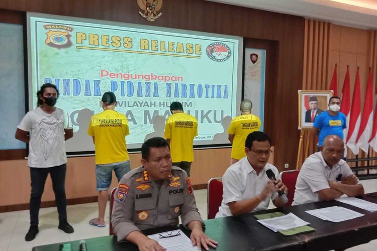 Direktur Reserse Narkoba (Diresnarkoba) Polda Maluku, Kombes Pol Cahyo Hutomo (bajuh kemeja putih) didampingi Plh Kabid Humas Polda Maluku memberikan keterangan terkait keterlibatan oknum anggota Ditresnarkoba Polda Maluku dalam kasus narkoba di kantor Polda Maluku, Kamis (23/6/2022)