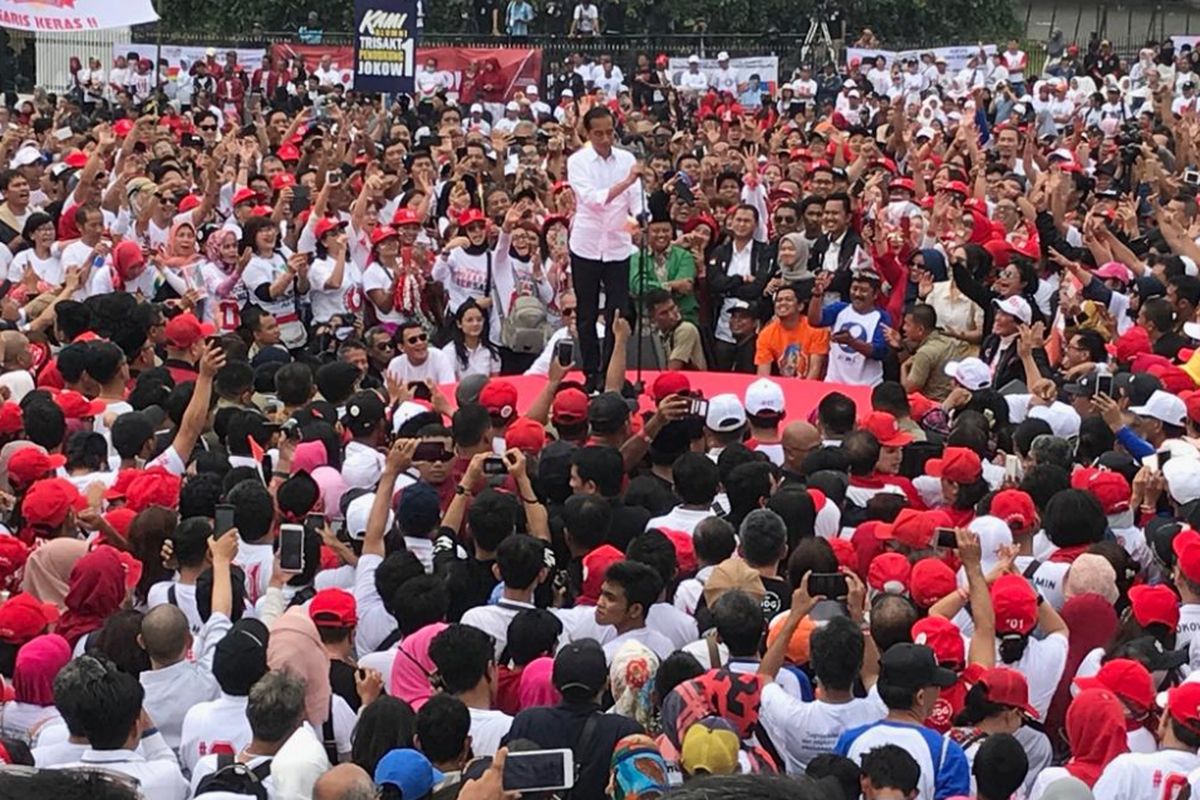 Calon presiden Joko Widodo berpidato di depan 6.000-an pendukungnya di pelataran Monumen Perjuangan, Jl Dipati Ukur, Kota Bandung, Minggu (10/3/2019).