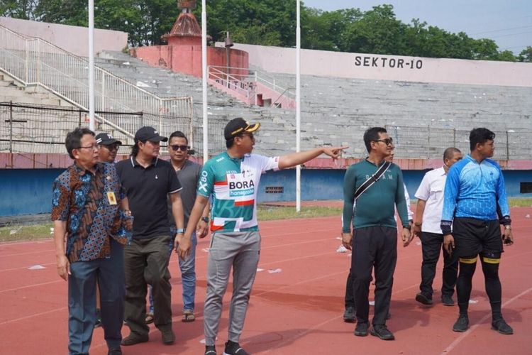 Bupati Sidoarjo Ahmad Muhdlor saat meninjau kondisi Stadion Gelora Delta Sidoarjo bersama OPD terkait, Jumat (16/09/2022).