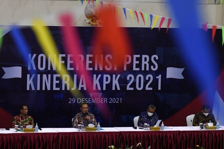 Ketua KPK Firli Bahuri (kedua kiri) bersama Wakil Ketua Alexander Marwata (kedua kanan) dan Nurul Ghufron (kiri), dan juru bicara KPK Ali Fikri (kanan)  menyampaikan laporan Kinerja Tahun 2021 KPK di Gedung Penunjang KPK, Jakarta, Rabu (29/12/2021). KPK selama tahun 2021 telah melakukan upaya penindakan korupsi berupa 127 perkara penyelidikan, 105 perkara penyidikan, 94 perkara telah eksekusi putusan dengan jumlah tersangka 123 orang, sementara jumlah asset recovery sebesar Rp374,4 miliar. ANTARA FOTO/Indrianto Eko Suwarso/aww.