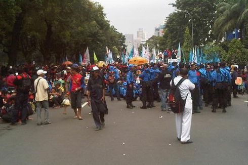 Buruh Tutup Jalan depan Patung Kuda Arah Harmoni