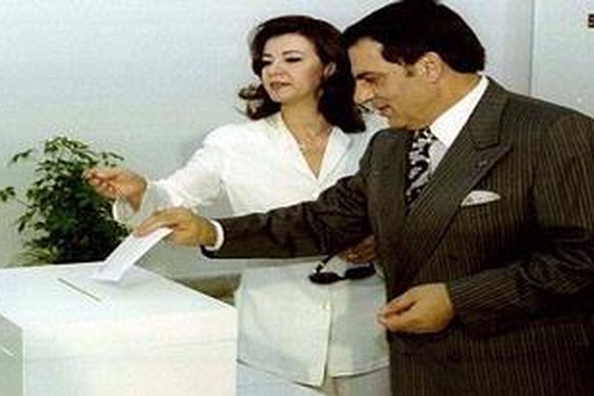 "Saya sudah muak dengan kebodohanmu, masuk pesawat!" Begitulah istri Presiden Tunisia, Ben Ali, yang terguling memarahi suaminya saat mereka lari dari negara itu.