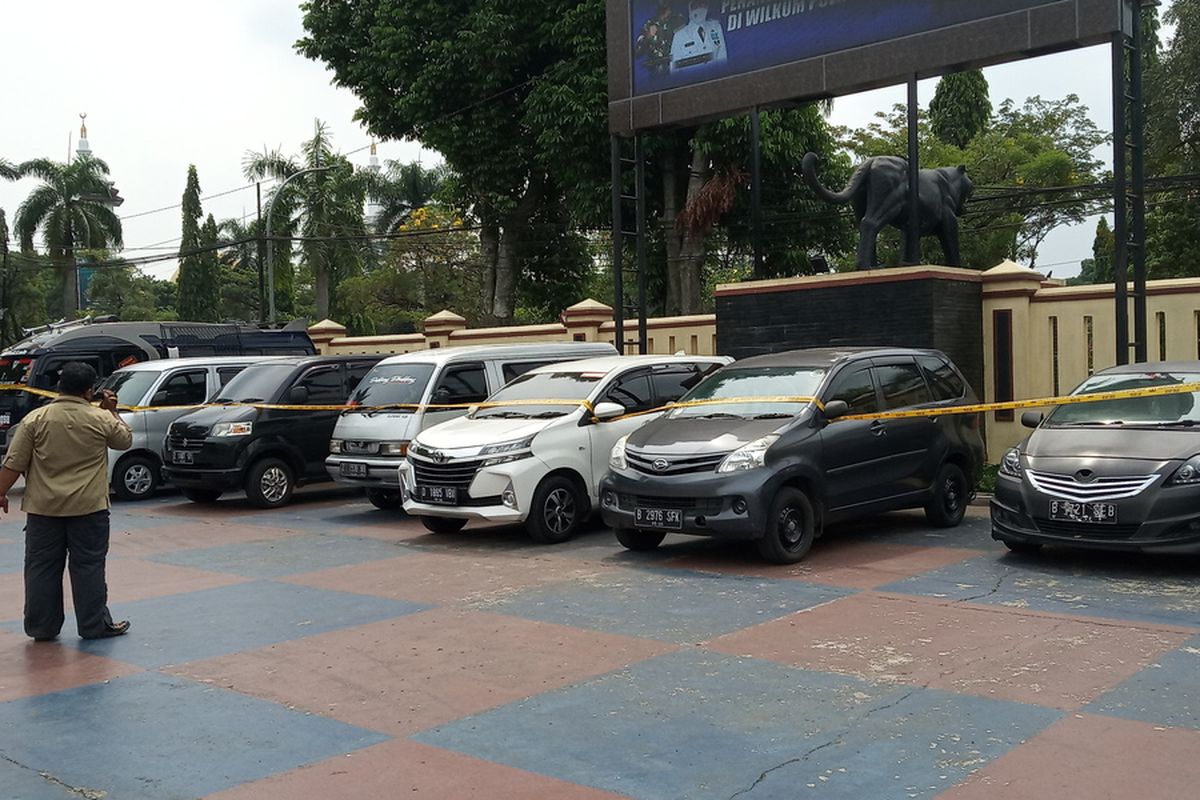 Satuan Lalu Lintas Polres Bogor, mengamankan delapan travel gelap yang membawa penumpang untuk mudik di wilayah perlintasan Kabupaten Bogor, Jawa Barat, Rabu (5/5/2021).