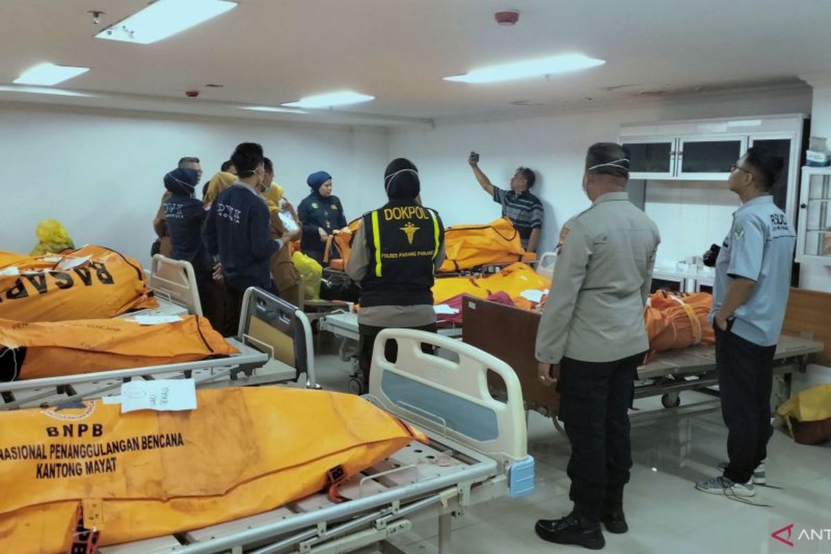 Dokpol Bidang Kedokteran dan Kesehatan (Bidokkes) Polda Sumbar bersama pihak kepolisian memeriksa jenazah di RSUD Kota Padang Panjang, Sumatera Barat, Selasa (6/5/2025). Sebanyak 12 orang menjadi korban kecelakaan bus ALS. 