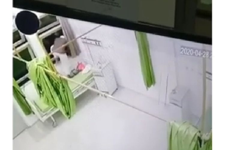 Tangkapan layar video viral terekam CCTV seorang pasien positif Covid19 kabur dari rumah sakit Praya Lombok Tengah