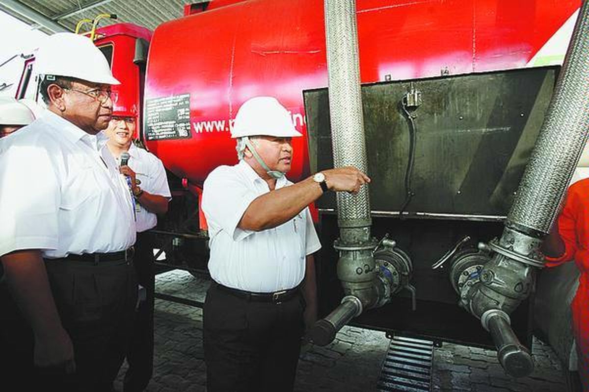 Menteri Energi dan Sumber Daya Mineral Purnomo Yusgiantoro (kanan) dan Direktur Utama PT Pertamina (Persero) Ari H Soemarno mengamati proses pengisian bahan bakar biosolar ke tangki truk di Depo Pertamina Plumpang, Jakarta, Selasa (11/11). Biosolar itu untuk kebutuhan stasiun pengisian bahan bakar untuk umum (SPBU). Pertamina meluncurkan biosolar untuk industri dan memperluas pemasaran bahan bakar nabati di SPBU.  