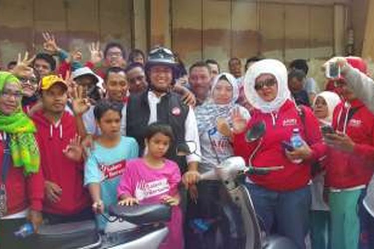 Calon gubernur DKI Jakarta Anies Baswedan beserta dua anak dan pendukungnya seusai konvoi menggunakan kendaraan motor dari Kemang ke Kota Tua, Minggu (1/1/2017).