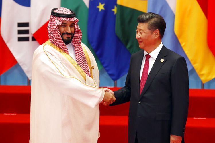 Putra Mahkota Arab Saudi Mohammed bin Salman (MBS) berjabat tangan dengan Presiden China Xi Jinping sebelum sesi foto bersama untuk KTT G20 di Hangzhou di Provinsi Zhejiang, China, Minggu, 4 September 2016. Pasar saham Eropa dan Asia pada Selasa (27/12/2022) naik, tetapi Wall Street goyah setelah China mengatakan akan mengakhiri karantina untuk pendatang dari luar negeri.